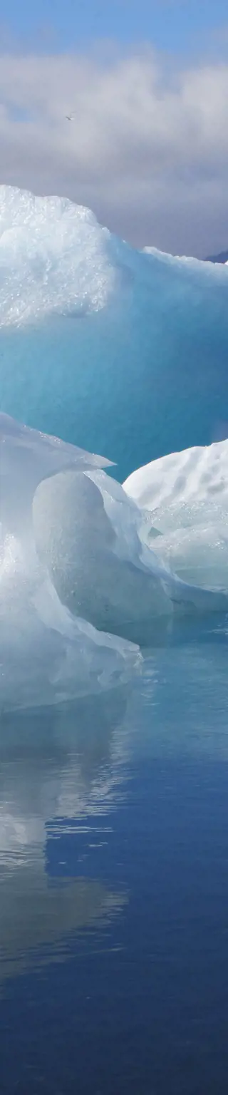Bei einer Bootsfahrt auf dem Jökulsarlon Eisschollen vorbeischwimmen sehen
